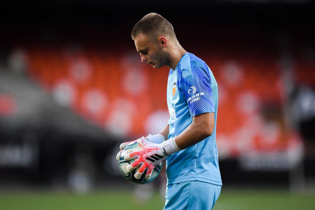 Granada y Athletic Bilbao ganan como visitantes en la J33 de La Liga. | Valencia se aleja lentamente de la zona de competiciones europeas; Alavés se mantiene al filo del descenso.