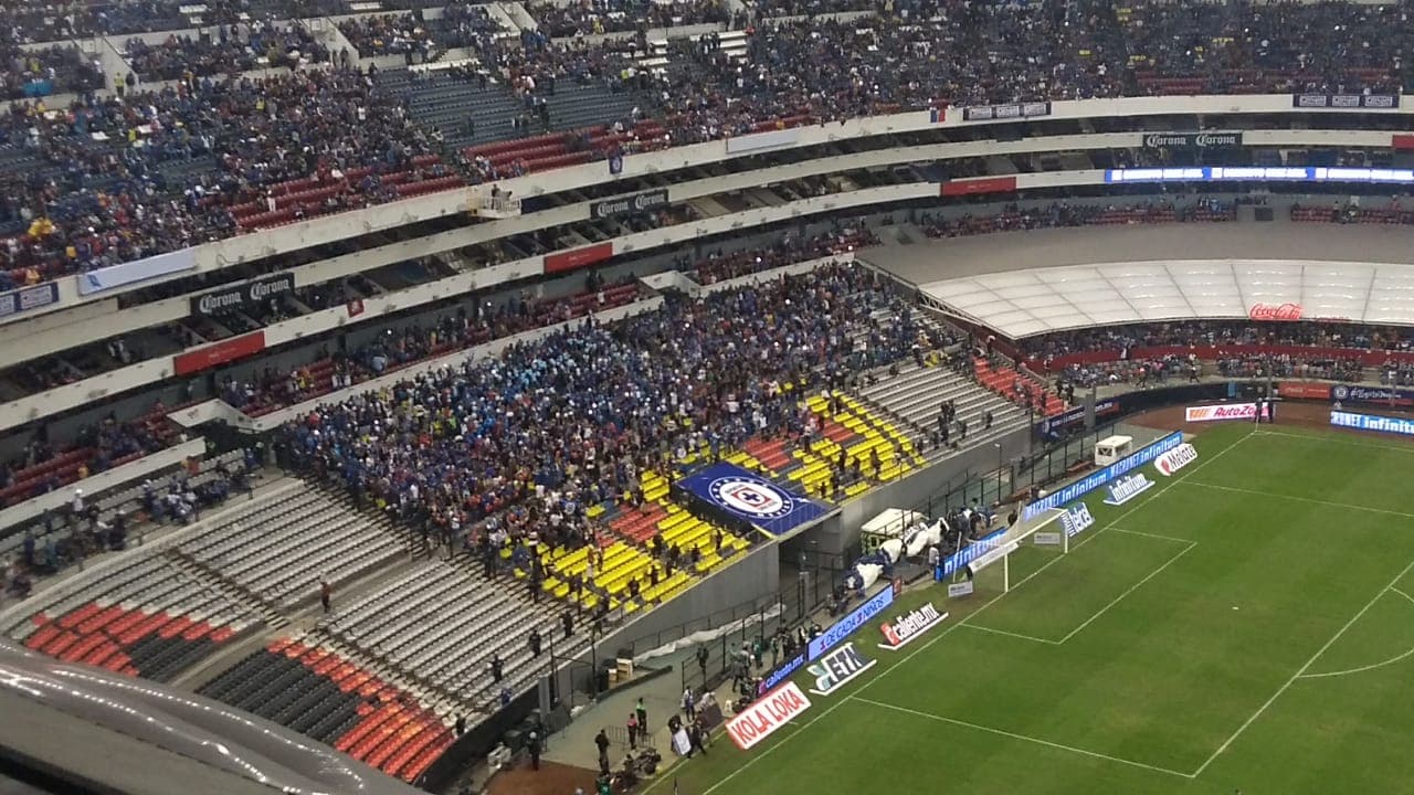 En total asistieron 55.489 espectadores al Estadio Azteca, y los fanáticos de Cruz Azul llevaron su escudo para lucirlo en las tribunas.