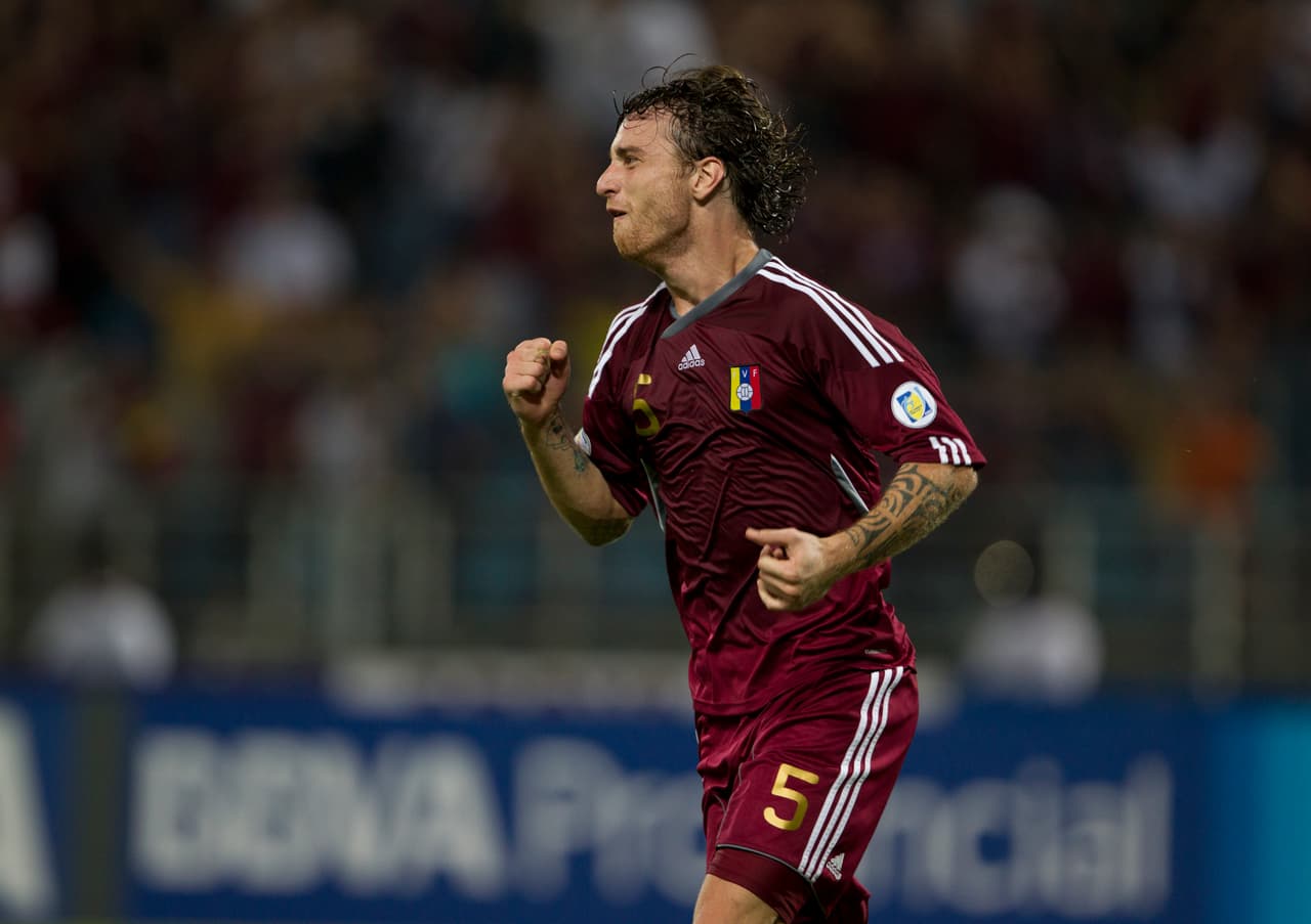 Amorebieta empezó un proceso desde 2009 para ser tenido en cuenta por Venezuela en medio de toda una polémica que terminó en febrero de 2011 cuando visitó por primera vez la camiseta vinotinto, con la que ya ha jugado partidos oficiales.