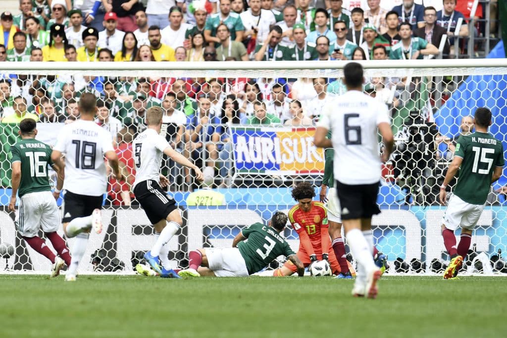 En ese primer y más complicado duelo de la fase de grupos, en el papel, Ochoa se dispuso a cerrar la puerta a los germanos, misión que concretó con altas notas y tremenda eficacia.