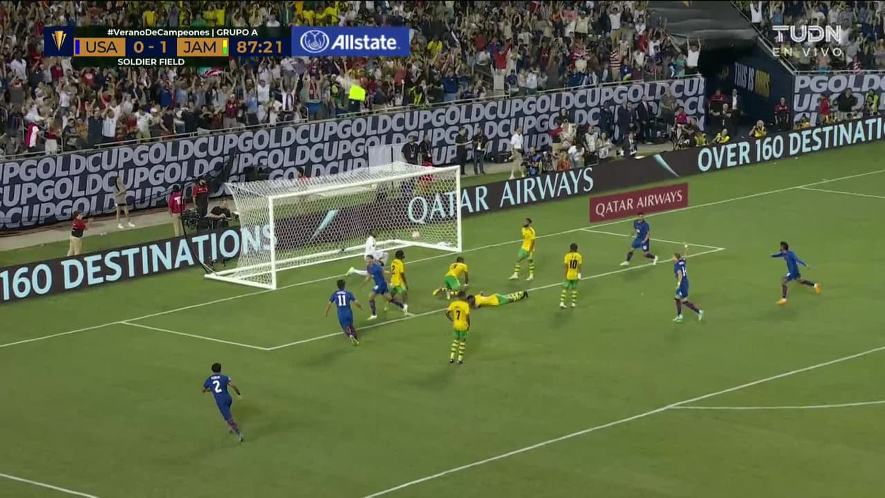 ¡GOL!  anota para Estados Unidos. Brandon Vazquez