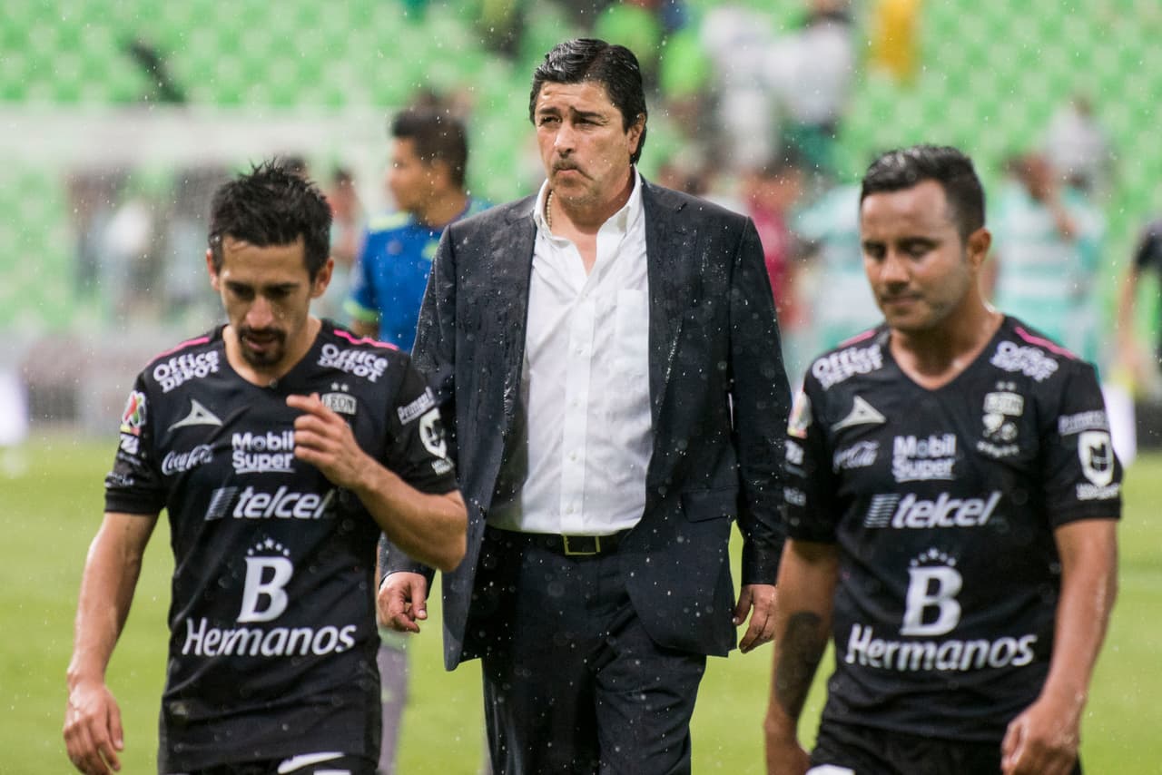 Con el León, Luis Fernando Tena relevó a Juan Antonio Pizzi a inicios del 2016. Calificó al equipo a la liguilla, pero al torneo siguiente se colapsó dramáticamente cayendo al último lugar de la tabla general.