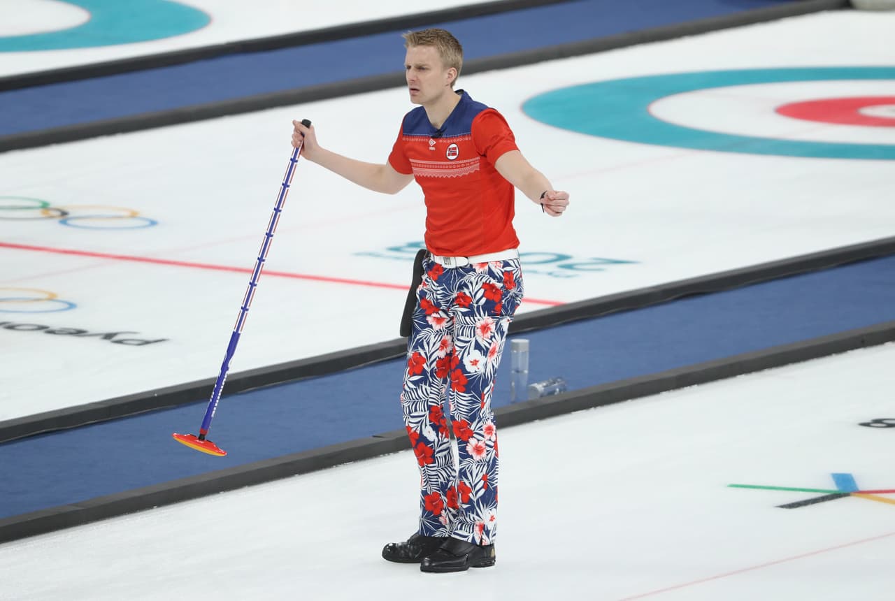 El equipo masculino de curling en Pyeongchang 2018, que siempre usa el mismo color de playera, ha sorprendido con sus pantalones de curiosos diseños, que hasta corazones tuvieron en San Valentín.