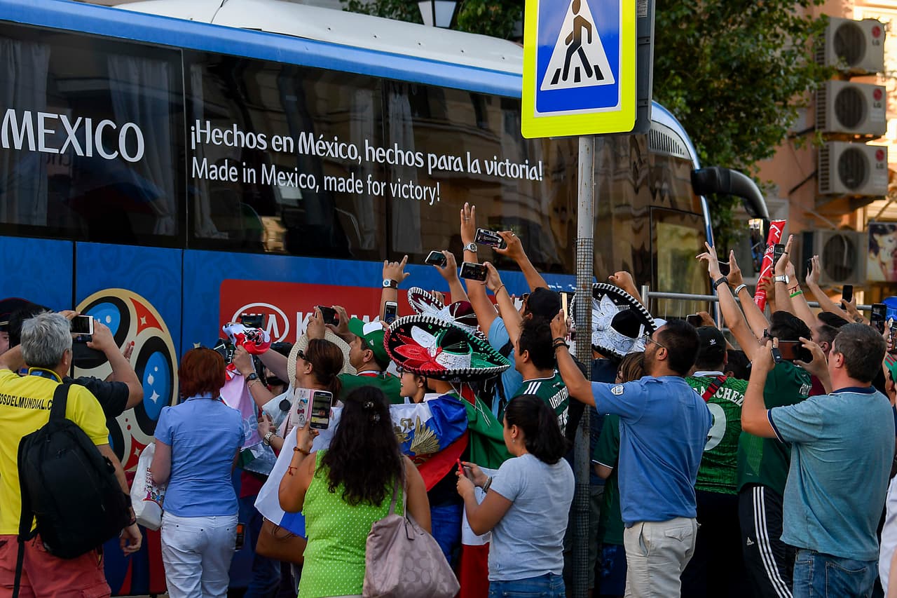 Los fanáticos se aglutinaron para recibir a los mexicanos en su llegada al sitio donde residirán en Rostov.