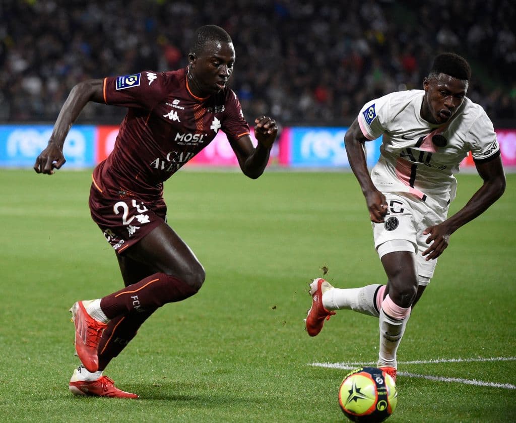 Archaf Hakimi se echa el equipo al hombro y con goles al 5' y al 90+5', Los visitantes vencen 1-2 al Metz.