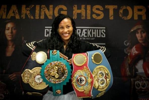 La peleadora del año fue Cecilia Braekhus, la púgil nació en Colombia y reside en Noruega. Es la primera mujer en la historia del boxeo en ganar los cuatro título de las organizaciones más importantes del boxeo: AMB, OMB, CMB y FIB. Es monarca welter.