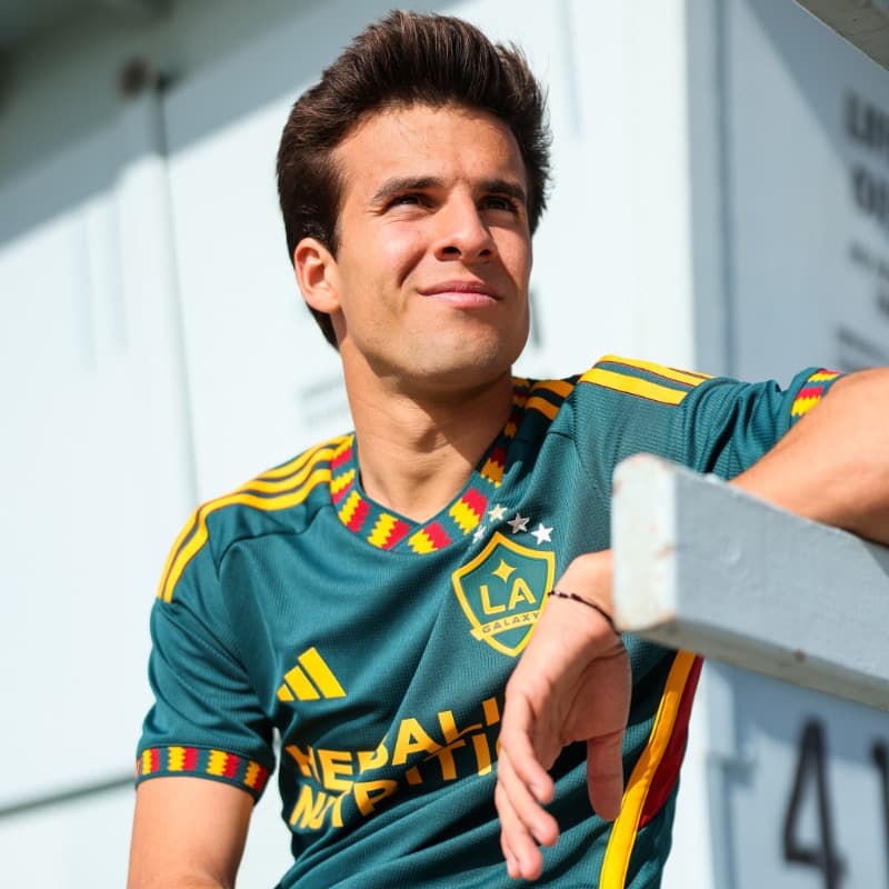 El 'LA Kit' de LA Gaalxy es uno de los más llamativos de estos lanzamientos para la temporada 2023 de la MLS. Riqui Puig luce satisfecho con los nuevos colores.