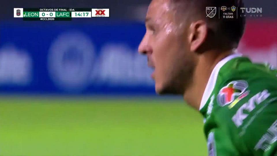 Tiro desviado de Carlos Vela