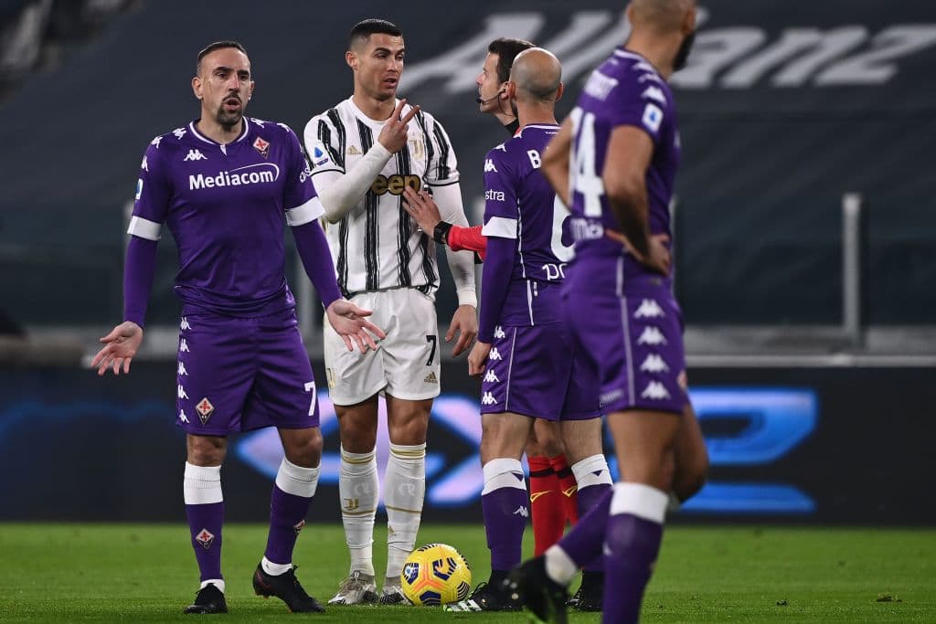 En la primera mitad Vlahovic (3’) adelantó a los visitantes con gol de vestidor y Cuadrado (18’) dejó a Juventus con diez hombres. Sandro (76’) hizo autogol y la ventaja crecía. Cáceres (81’) selló la goleada. Fue el último partido del año para ambos conjuntos.