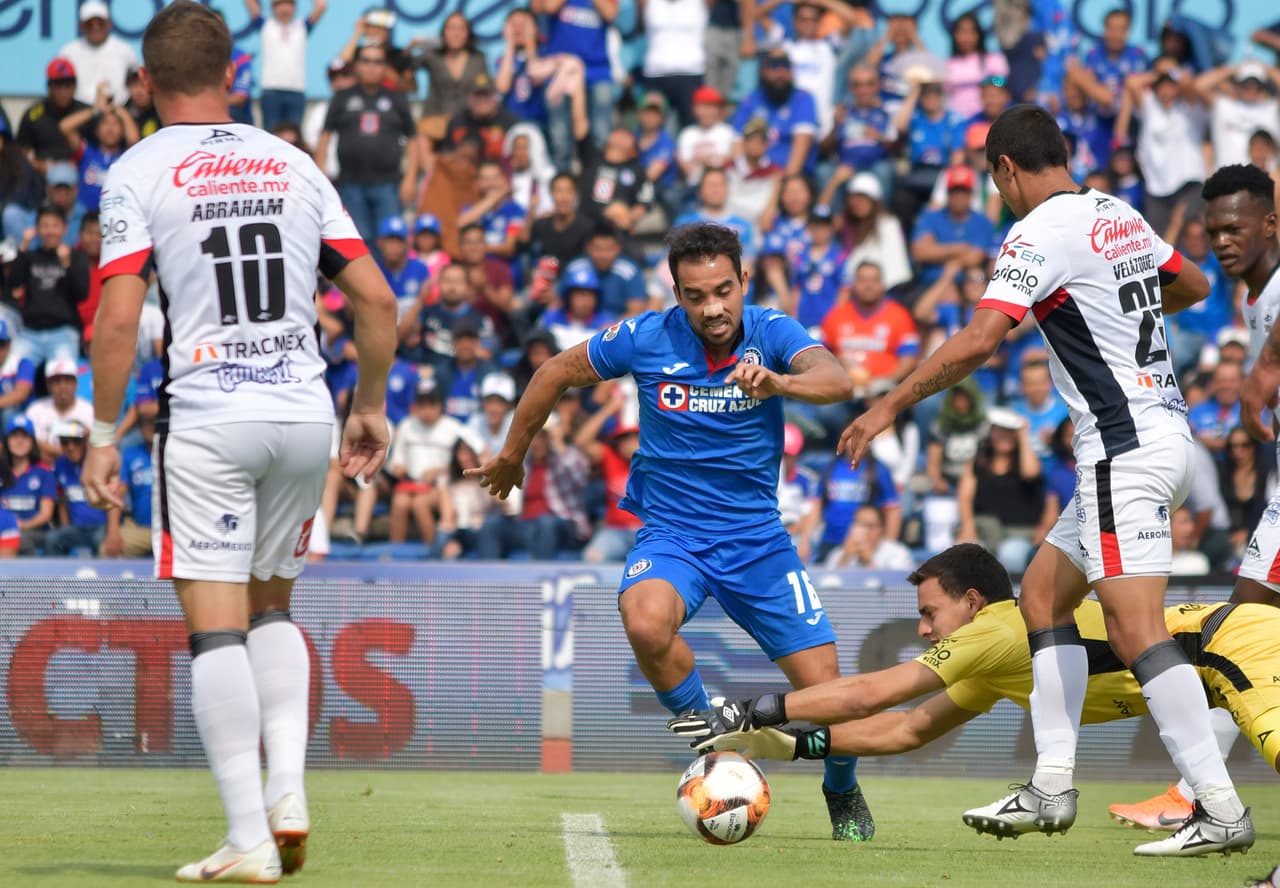 En la imagen Adrián Aldrete, intentando quitarle el esféerico al portero de Lobos Alejandro Duarte, en acciones de la segunda parte. Una muestra de cuánto había hecho reaccionar el gol en contra a los Cementeros.