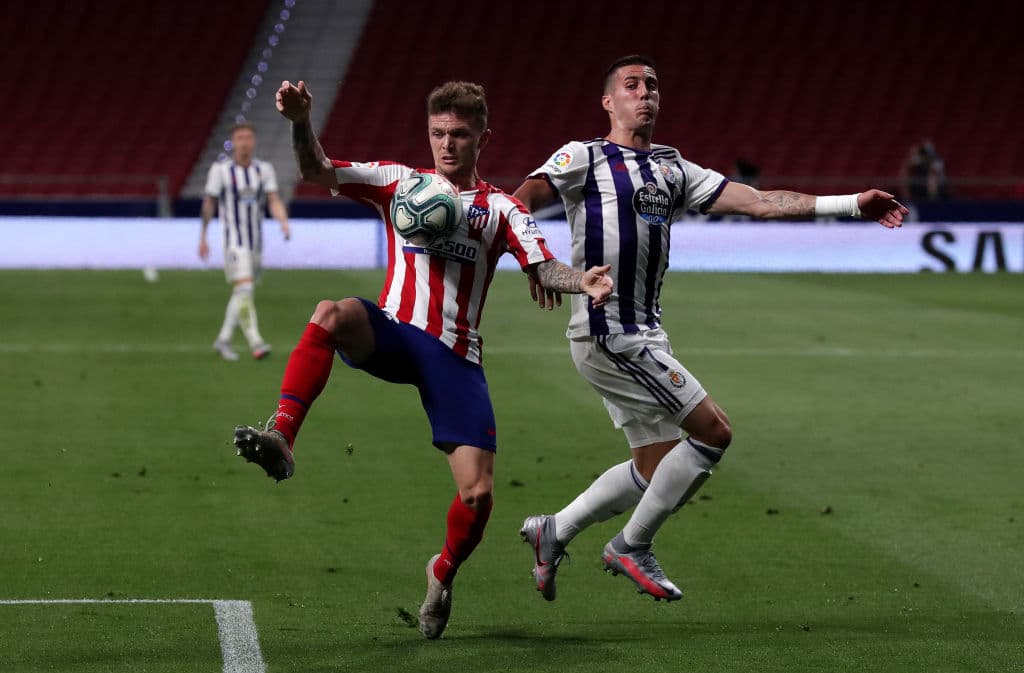 Sergi Guardiola no se logra frenar y se lleva de lleno a Kieran Trippier cometiendo la falta.