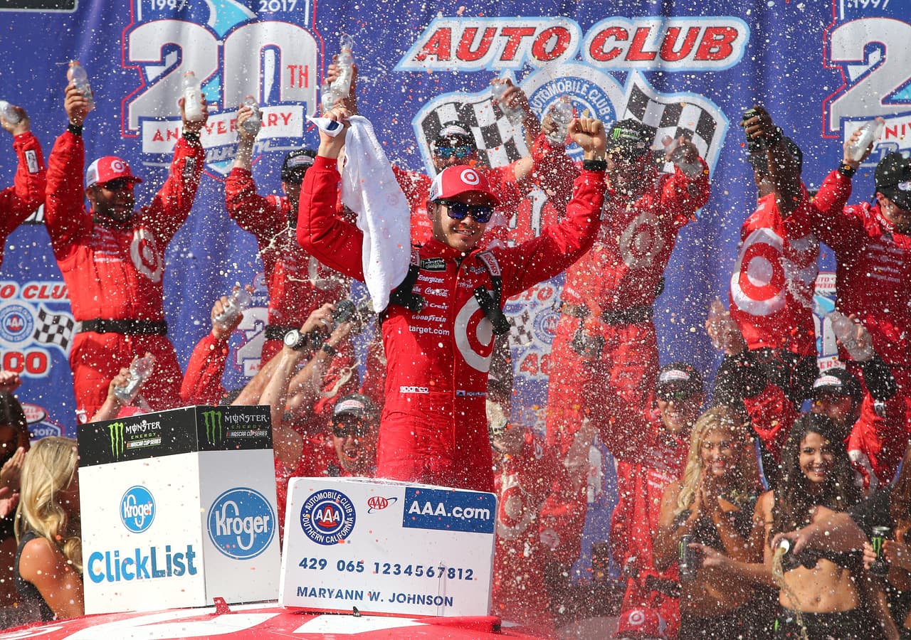 Kyle Larson, número 42 del Target Chevrolet, se impuso en el Monster Energy NASCAR Cup Series Auto Club 400 en el Auto Club Speedway en Fontana el pasado domingo.