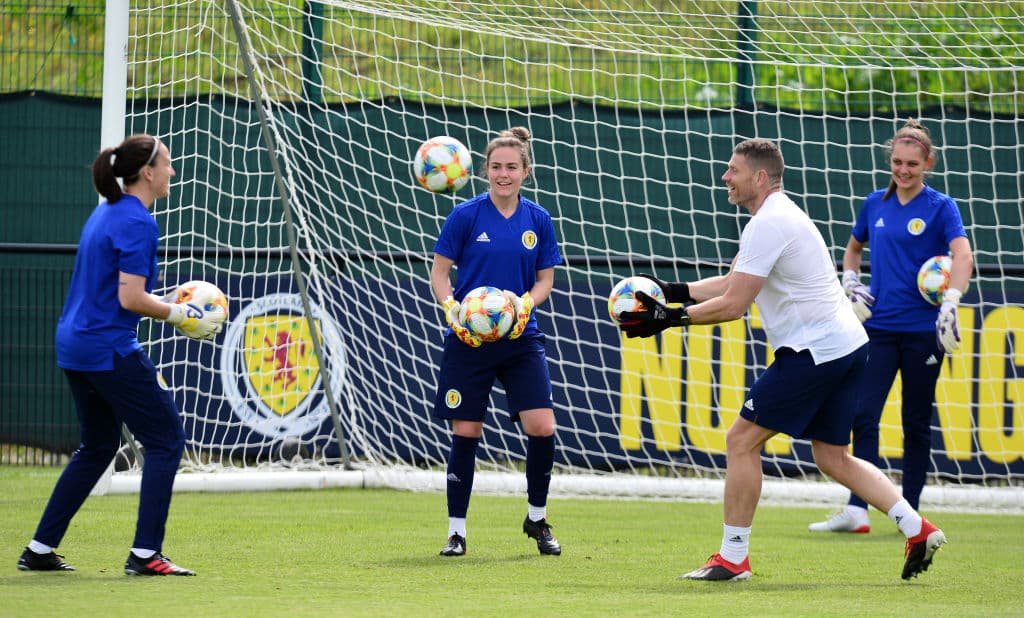 La Selección femenil de Escocia cerró su preparación para participar en su primera aventura en una Copa Mundial Femenina cuando el domingo próximo hagan su presentación en una competencia de esta envergadura ante, ni más ni menos que, Inglaterra, una nación con una gran rivalidad en el campo de fútbol sin importar la rama o la categoría. En medio de la última práctica antes de viajar a Francia algunas jugadoras participaron en una interesante sesión fotográfica.