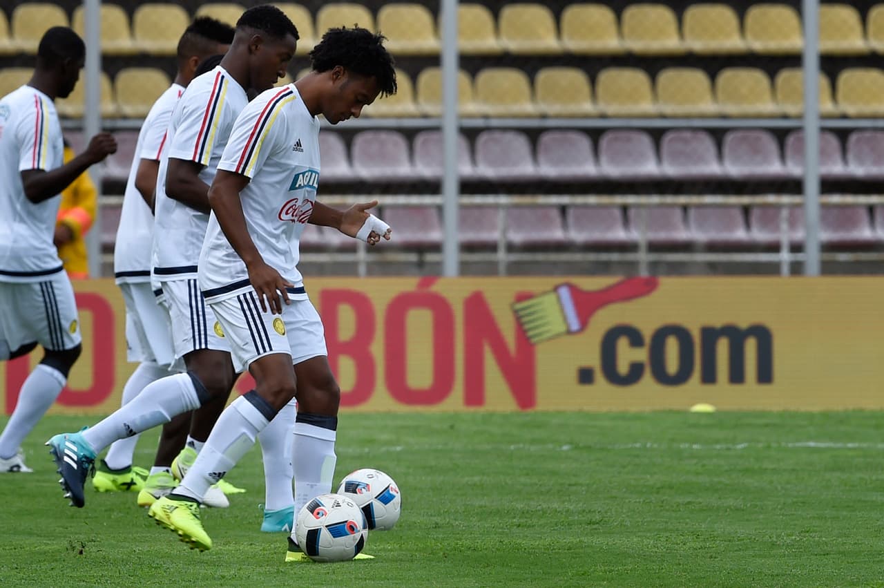 Colombia's Juan Cuadrado (R) warms-up before the start of the 2018 World Cup qualifier football match against Venezuela, in San Cristobal, Venezuela, on August 31, 2017. / AFP PHOTO / Juan BARRETO (Photo credit should read JUAN BARRETO/AFP/Getty Images)