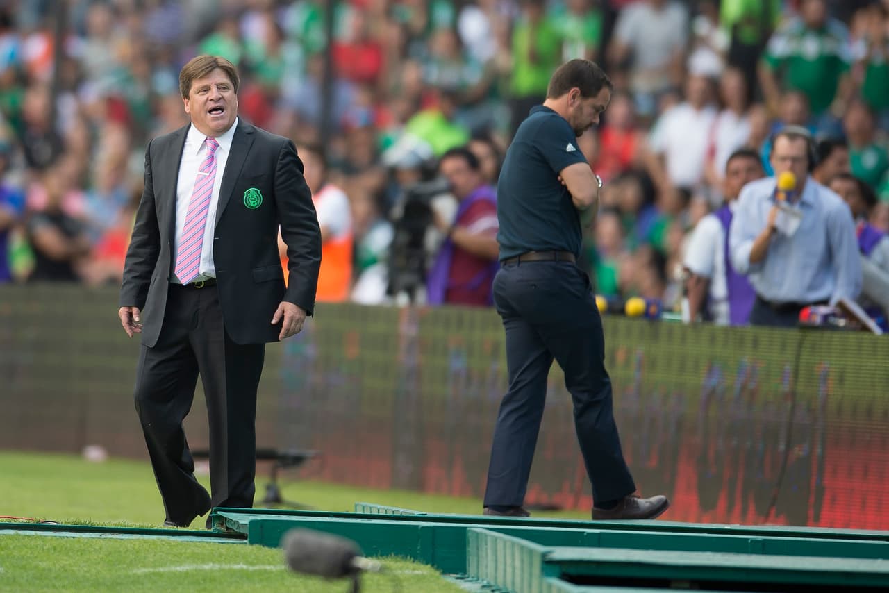 En un encuentro amistoso ante Panamá, Miguel Herrera se hizo de palabras con parte del cuerpo técnico de la selección Canalera, por lo que fue objeto de muchas críticas.
