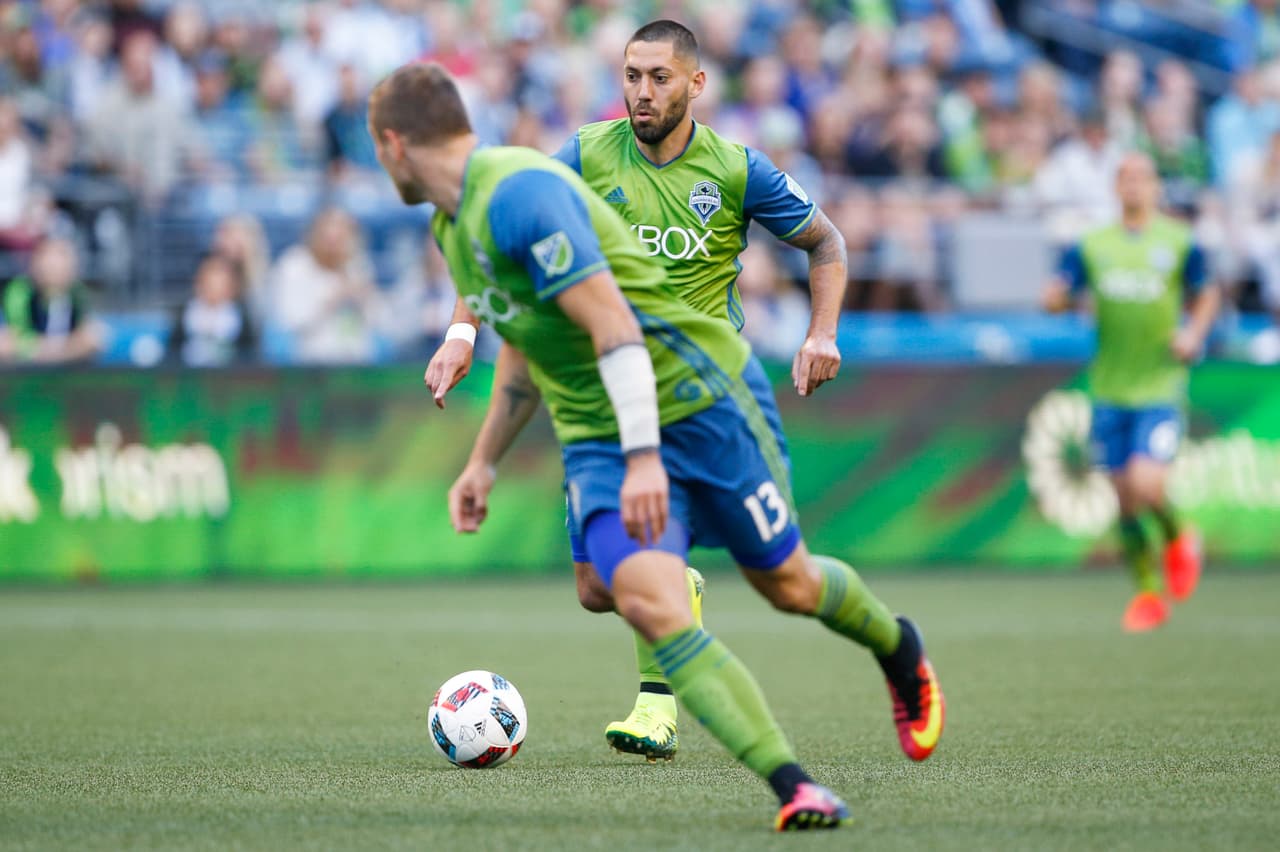 Clint Dempsey y Clint Dempsey. El joven delantero tomaría la posta del veterano goleador en la recta final de la temporada. (USA Today Images)
