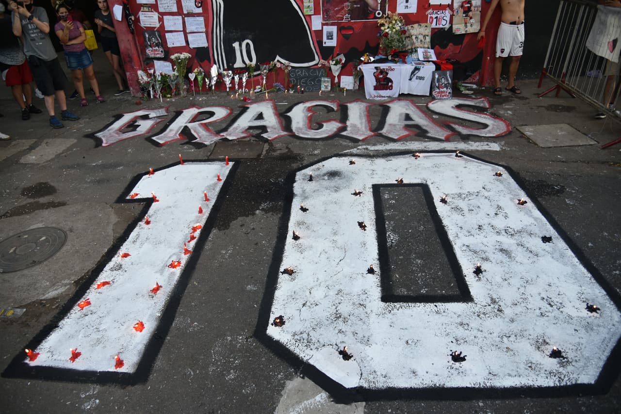 En Rosario, camisetas flores y velas comenzaron a adornar pequeños altares para rendir homenaje a Maradona en el Estadio Marcelo Bielsa del Club Atlético Newell's Old Boys, donde jugó en la etapa final de su carrera.