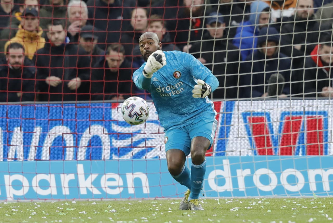 El PSV de Erick Gutiérrez cae ante el Feyenoord por triplete realizado por Steven Berghuis. El PSV sigue cuarto de la tabla, mientras que el Feyenoord le pisa los talones con el quinto lugar.