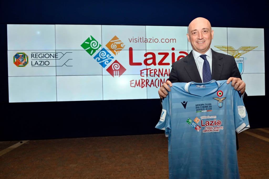 Claudio Lotito, presidente, y Daniele Leodori, vicepresidente, dieron a conocer la camiseta que usará la Lazio en la Supercopa Italiana.