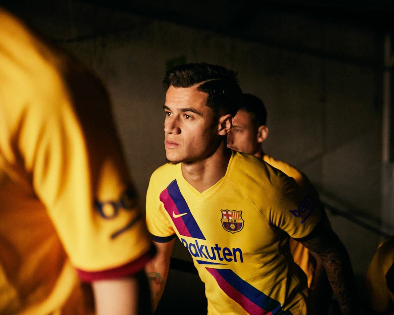 El F.C. Barcelona ya ha dado a conocer su segunda equipación para la temporada 2019/20. La prenda es un homenaje a La Masía por sus 40 años de fundación y al uniforme amarillo que usó el equipo en 1979. El detalle en esta playera está en la franaja azulgrana que cruza el pecho.