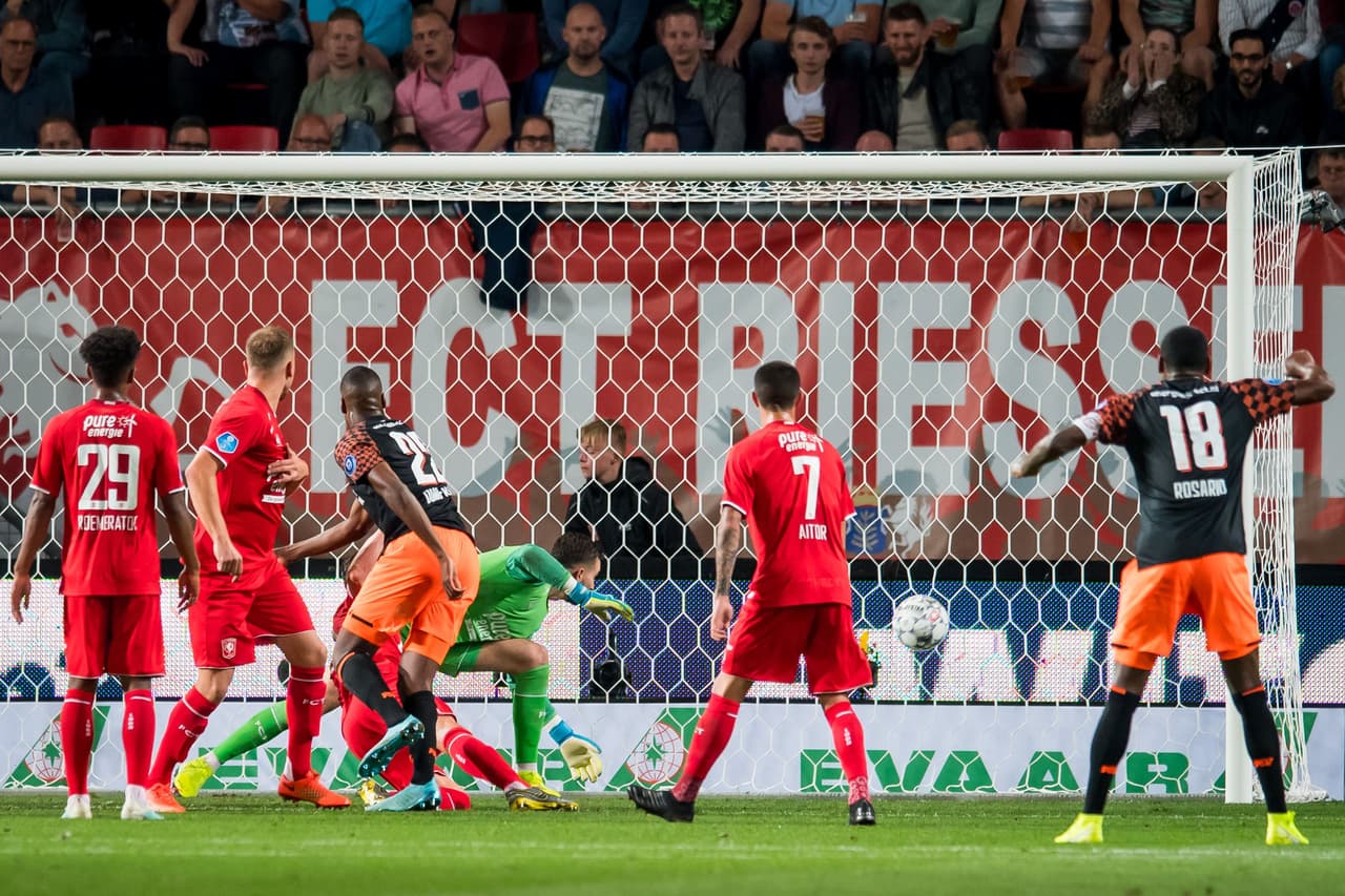 PSV debutó en la Eredivisie con empate frente al Twente.