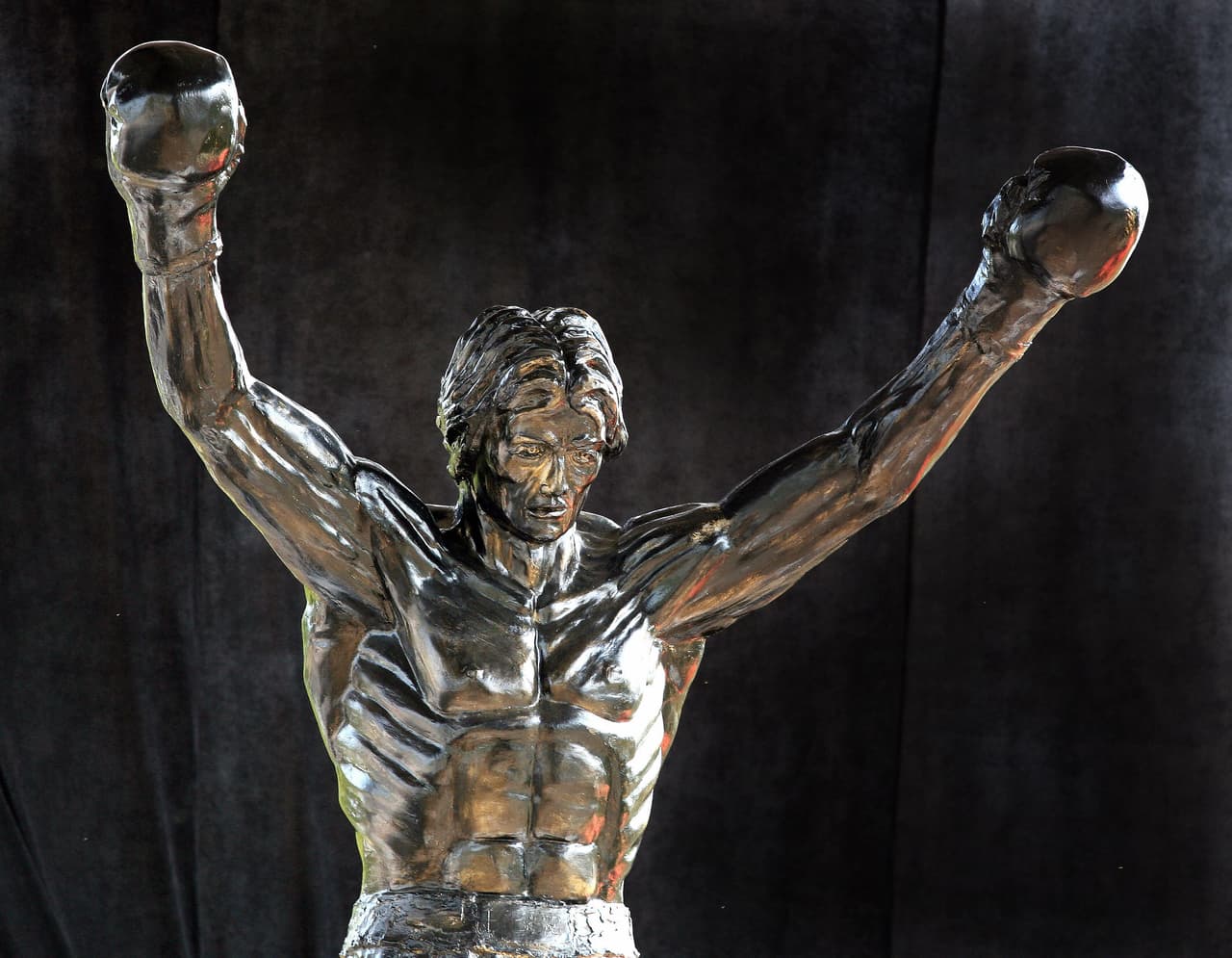 Visten estatua de Rocky Balboa con el jersey de los Patriotas