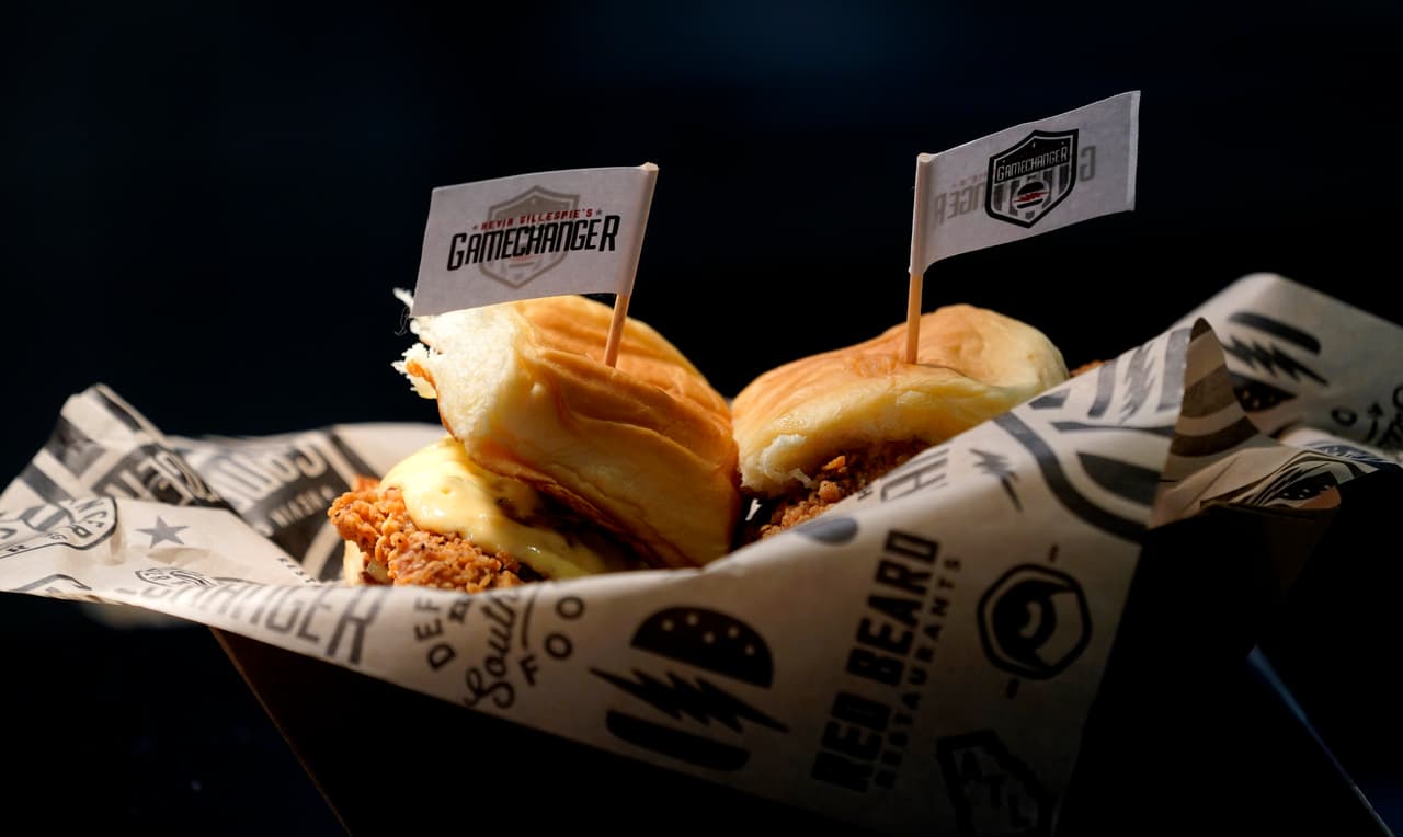 El sándwich de pollo. Un clásico del Mercedes-Benz Stadium pues lo hace la Chick-Fil-A bajo la firma de un chef famoso en Atlanta. Tiene pollo crujuente y pepinillos, cuesta 14 dólares.