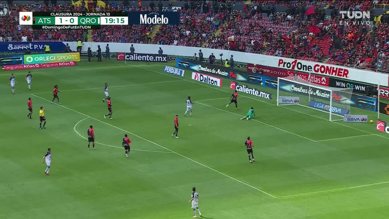 ¡TIRO ATAJADO! disparo por Pablo Barrera.