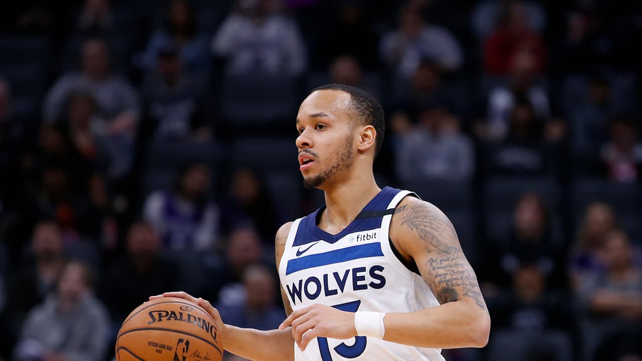 Shabazz Napier pasa los Denver Nuggets.
