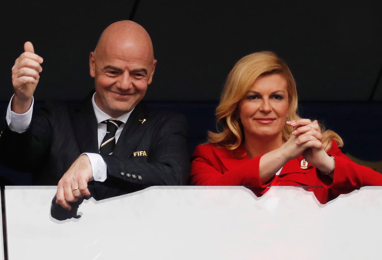 La Presidente de Croacia, Kolinda Grabar Kitarovic (derecha) con el presidente de la FIFA, Gianni Infantino (izquierda).