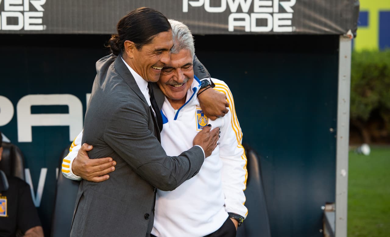 Franciso Palencia y Ricardo Ferretti se fundieron en un entreñable abrazo previo al arranque del encuentro.