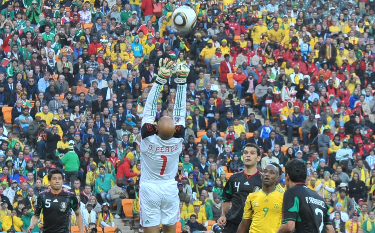 México jugó mejor y llevó la iniciativa, pero un gol anulado a Carlos Vela sembró la incertidumbre.