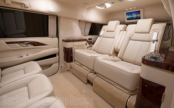 A través del sitio Becker Automotive Design Tom Brady puso a la venta su Cadillac Escalade 2018. Cuenta con amenidades como escritorios, asientos reclinables, internet y pantallas. ¡Es un jet privado!