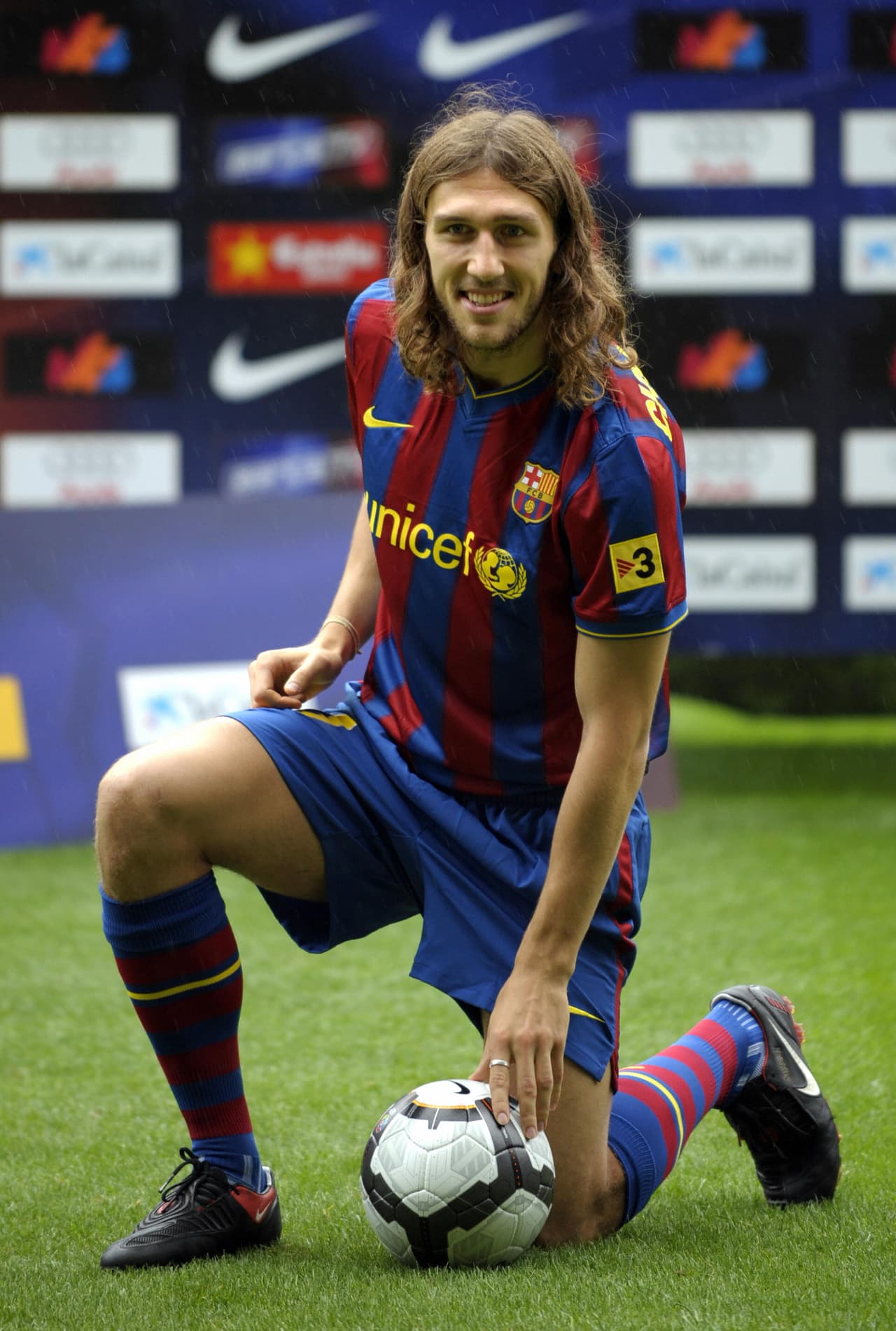 Guardiola solicitó el fichaje del zaguero ucraniano Dmitro Chigrinskiy. El Barcelona le pagó 25 millones al Shakhtar Donetsk y un año después se lo volvió a vender por 15.