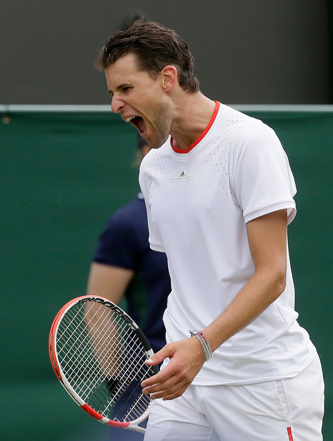 El austríaco Dominic Thiem, subcampeón del reciente Roland Garros, cayó en primera ronda de Wimbledon por 7-6 (4), 6-7 (1), 3-6, 0-6 contra el estadounidense Sam Querrey, en una jornada marcada por su tristeza por la temprana eliminación.
