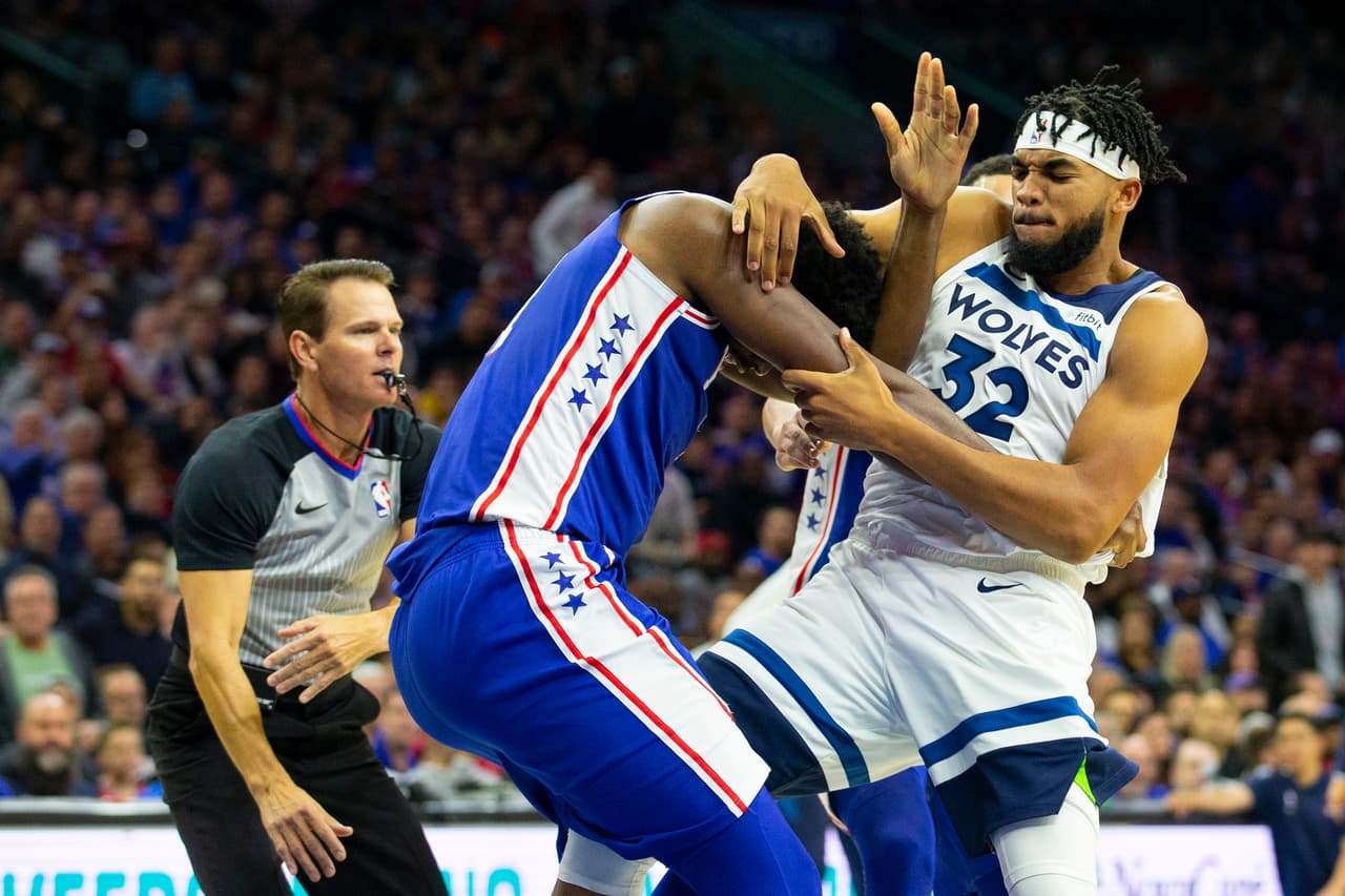 Joel Embiid y Karl-Anthony Towns se fueron a los golpes y terminaron expulsados de la duela.