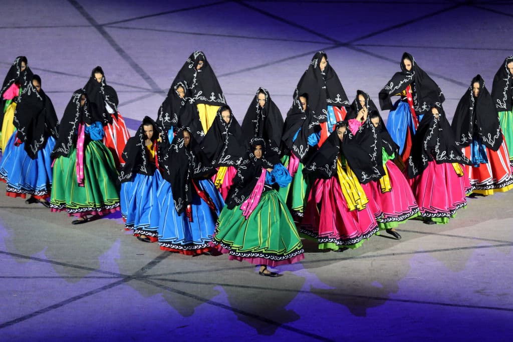 Se realiza un desfile de trajes típicos del Perú con el fondo musical del "Cóndor Pasa".