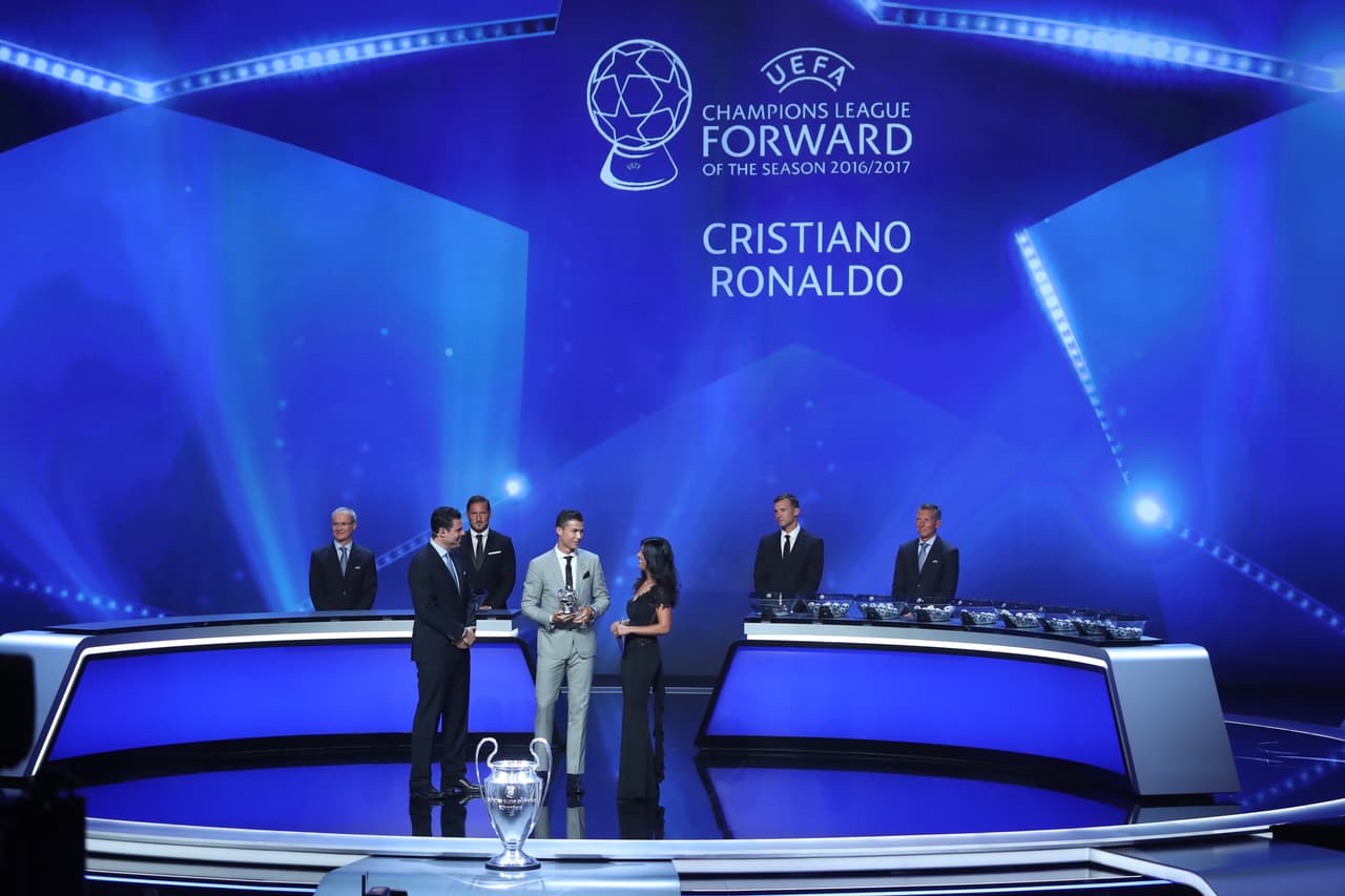 El portugués Cristiano Ronaldo recibió el premio como mejor delantero de la pasada temporada en la Gala de la UEFA, por delante de los argentinos Leo Messi y Paulo Dybala.