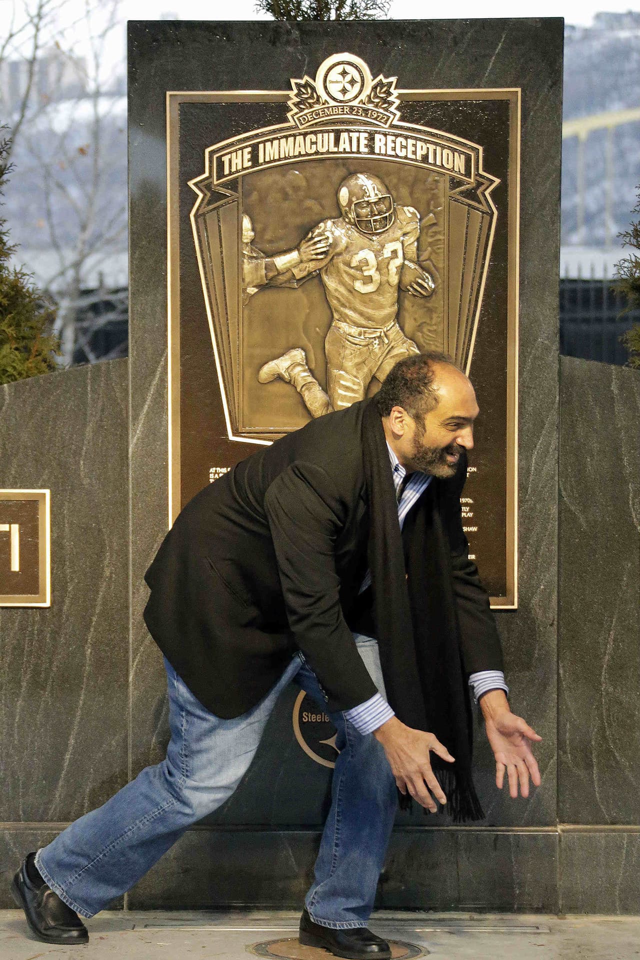 El Three Rivers Stadium ya no existe, fue demolido el 11 de febrero de 2001, sin embargo, se conserva una placa conmemorativa en el sitio exacto donde Franco Harris hizo la recepción. Ya pasaron 45 años de la Inmaculada recepción y sigue siendo controvertida, incluso John Madden, coach de los Raiders, nunca aceptó que fue una jugada legal.