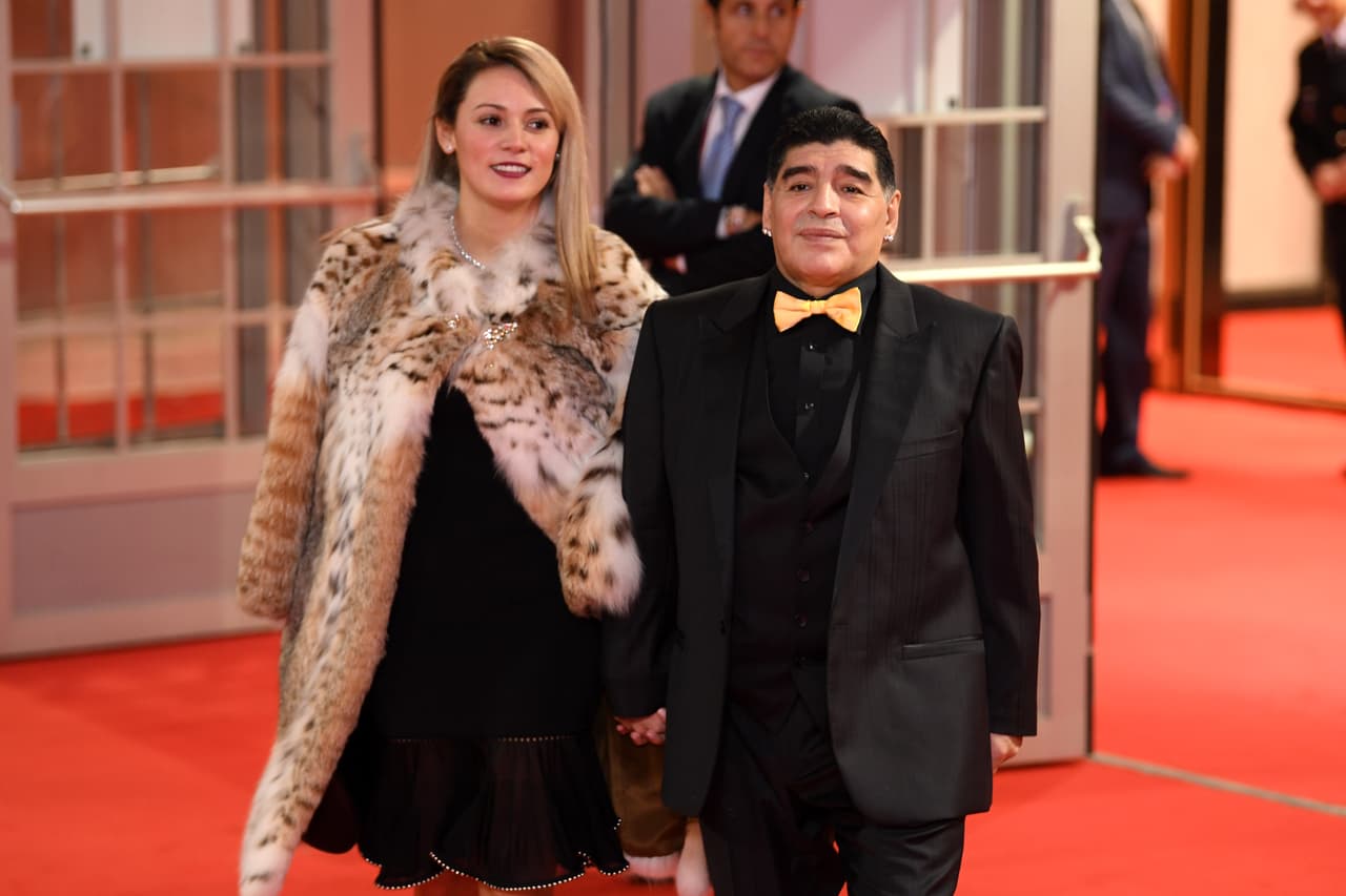 Diego Armando Maradona y su pareja, Roció Oliva, protagonistas a su llegada al Kremlin. El Diego será parte del sorteo.