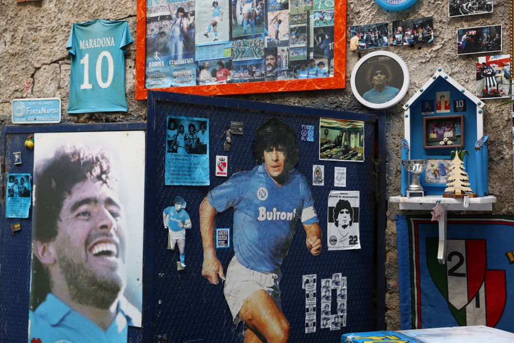 Un altar con diversas fotos de Maradona, en una de ella se muestra como un 'Santo'.