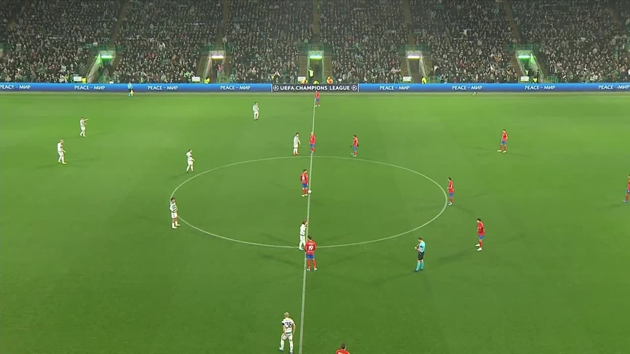 Arranca el partido y la pelota está en juego.