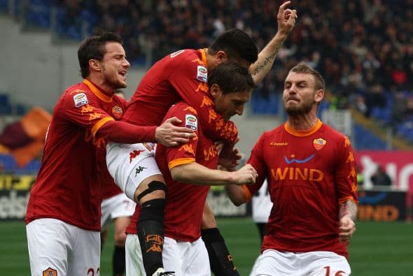 El 'capitano' de los romanos lo convirtió y puso el 1-0.