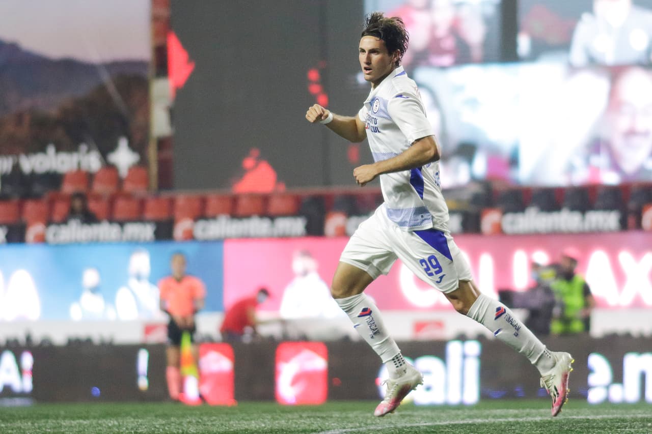 Con goles de Santi Giménez y Jonathan Rodríguez, la Máquina del Cruz Azul vence a los Xolos de Tijuana y regresan a casa con los tres punto y el liderato del torneo.