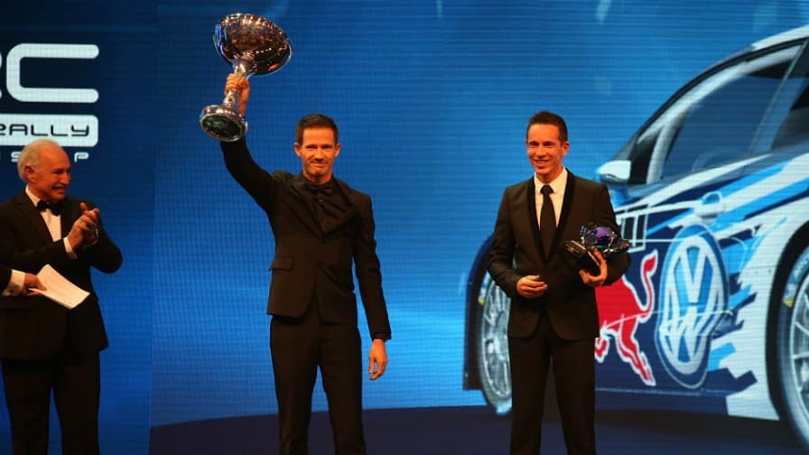 <b>Ogier</b> (con el trofeo en alto), próximo a cumplir 33 años,
<b>ganó su cuarta corona mundial consecutiva</b>, junto a Julien Ingrassia (derecha en la foto), la cual lo ubica como el piloto más ganador de la historia después de su compatriota y gran referente Sebastien Loeb. Se especula con un posible regreso a Ford para 2017 tras la salida de Volkswagen.