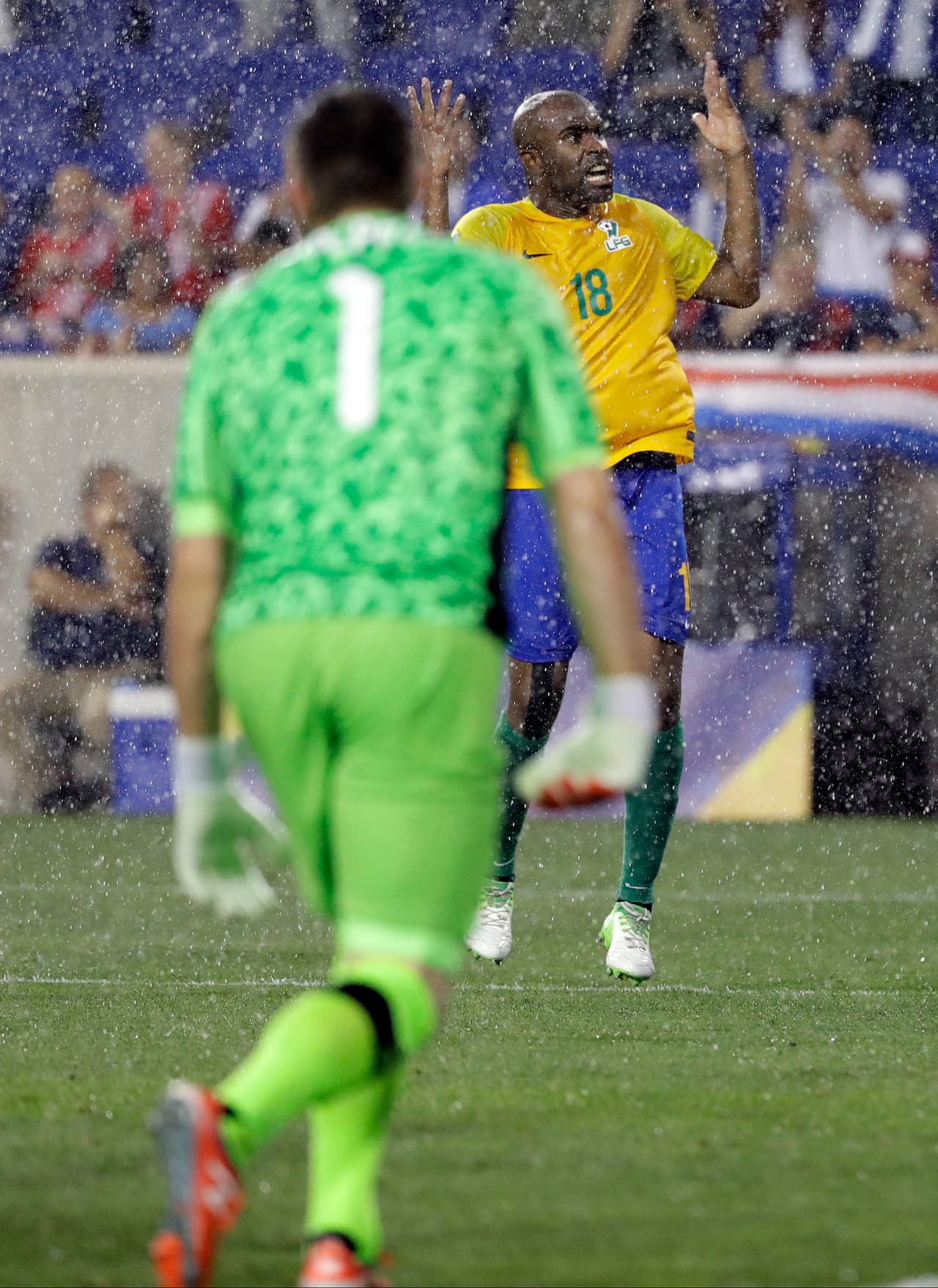 Y más aún cuando Sloan Privat, delantero del Guingamp de Francia, acercó a la Guayana Francesa con el 3-2 parcial.