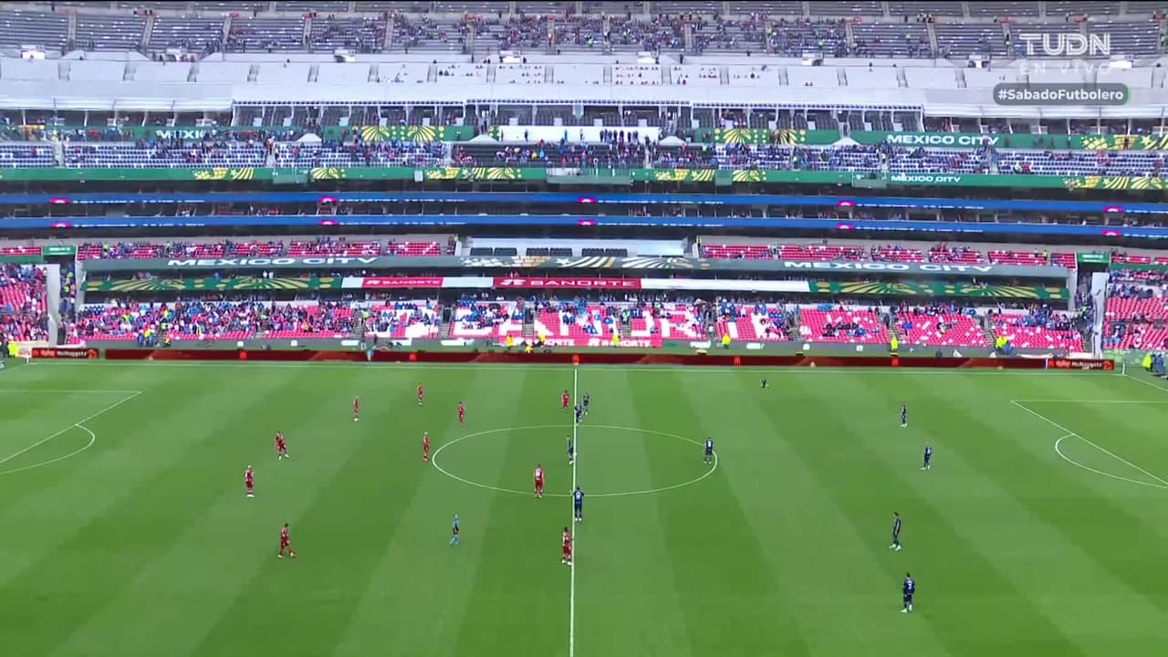 Arranca el partido y la pelota está en juego.