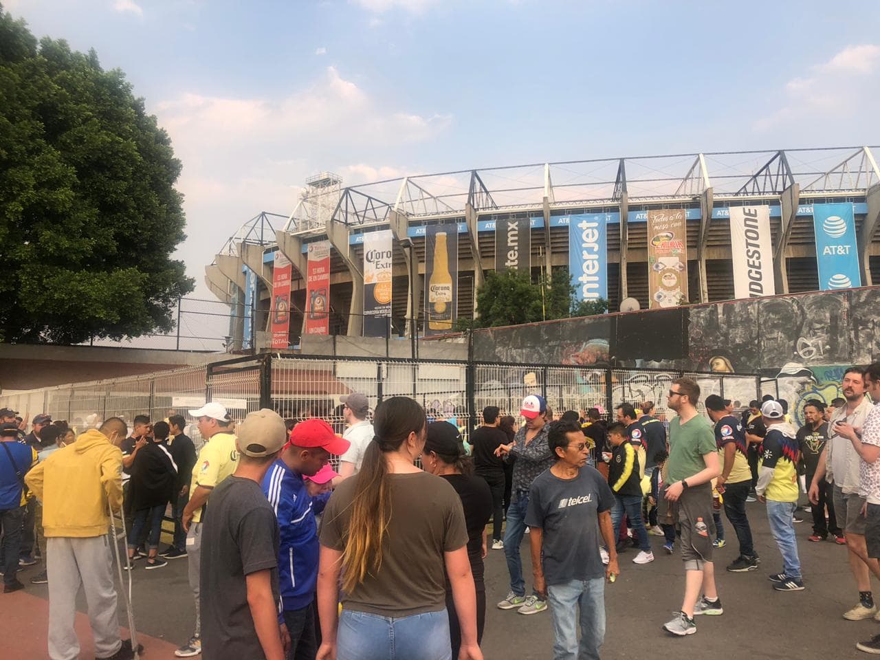Buen movimiento de fanáticos en la entrada del Estadio Azteca, previo al juego entre América y Tigres por la Jornada 12 del 
<a href="https://www.univision.com/deportes/futbol/liga-mx/*">Clausura 2019</a>.