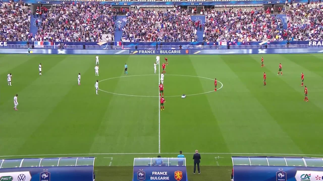 Arranca el partido y la pelota está en juego.