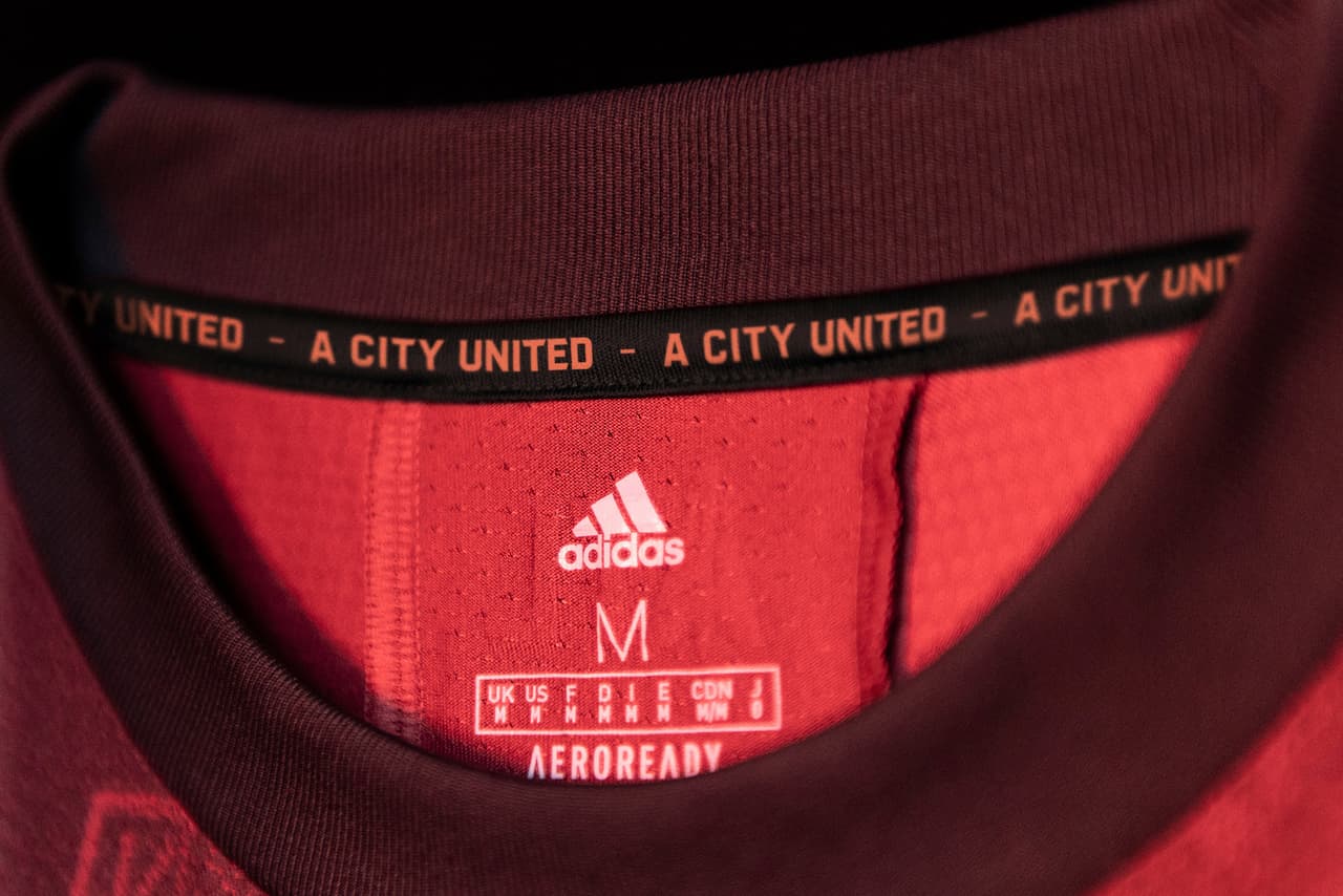 Detalles en el cuello de la nueva casaca.